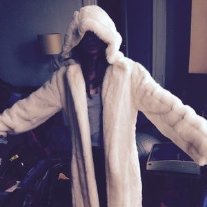 Gorgeous White Mink - Classy Classic Headturner